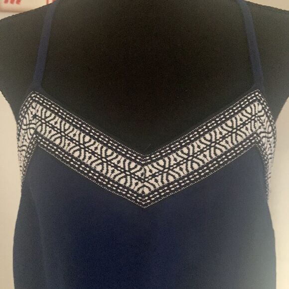 NWOT size M embroidered design t back - Picture 1 of 8